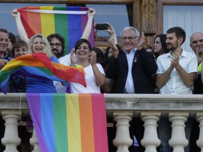 Fani Boronat, del colectivo Lambda, aplaude junto al alcalde Joan Rib&oacute; en el balc&oacute;n.  