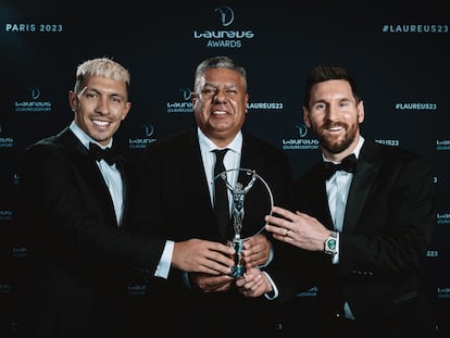 Claudio Tapia (al centro), junto a Lisandro Martínez y Lionel Messi, en París (Francia), el pasado 8 de mayo.