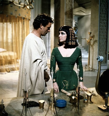 Richard Burton y Elizabeth Taylor, en el rodaje de Cleopatra (1963). La pareja de actores mantuvieron un affaire durante la grabacin de la pelcula mientras ella segua casada con Eddie Fisher. Burton se acabara convirtiendo en 1964 en el quinto esposo de la actriz, una relacin que dur poco ms de 10 a?os, tiempo durante el cual se convirtieron en una de las parejas ms rentables en la gran pantalla. 