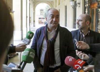 El diputado general de Guipúzcoa, Martín Garitano (i), ha dicho hoy en San Sebastián que se ha comprometido a aportar los dos millones de euros que le corresponderían para avalar el plan elaborado por un grupo de trabajadores para salvar las plantas de la división de Confort de Fagor Electrodomésticos, es decir, Edesa de Basauri y Geyser de Bergara.