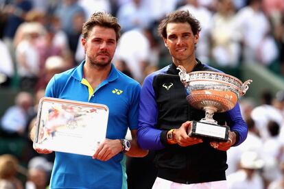 Rafa Nadal (derecha), ganador del Roland Garros 2017, junto a Stan Wawrinka.