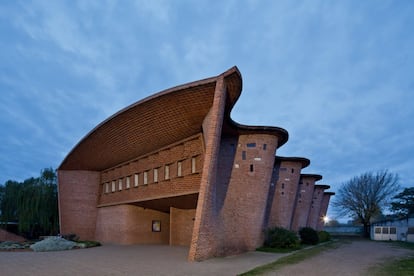 Una de las obras más resaltantes del ingeniero civil uruguayo Eladio Dieste es la iglesia Cristo Obrero en Atlántida (Uruguay), de 1958. Finotti guarda esta imagen en su archivo arquitectónico.