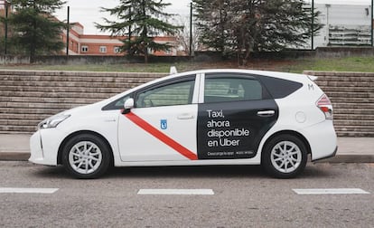 Foto promocional de un taxi con publicidad de Uber.