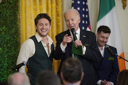 Niall Horan junto al presidente Joe Biden en la celebración del día de Saint Patrick en la Casa Blanca (Washington), el 17 de marzo.