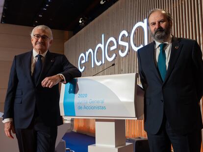 El consejero delegado de Endesa, José Bogas (izq.), y su presidente, Juan Sánchez Calero, en la junta de 2020, este martes.