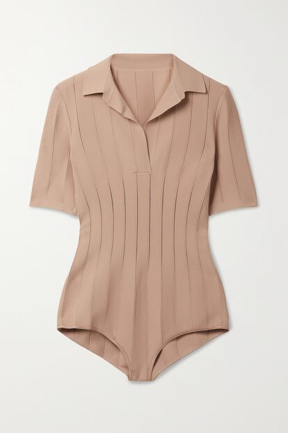 El perfecto híbrido entre polo y body lo firma Alaïa. Confeccionado en un punto elástico que se adapta a la perfección al cuerpo, en un color nude, hace que sea un básico imprescindible para esta primavera. Lo tienes aquí por 1.390€.