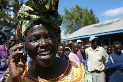 Wangari Maathai recibe una felicitación por teléfono tras ser galardonada con el Premio Nobel de la Paz, ayer, en Nyeri.