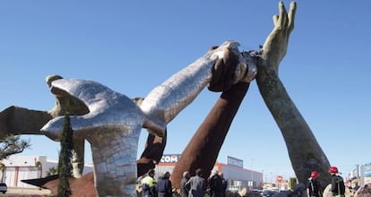 Escultura de Ripoll&eacute;s derribada por el viento