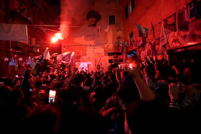 Los hinchas del Nápoles celebran su tercer título frente al mural dedicado a Maradona. 