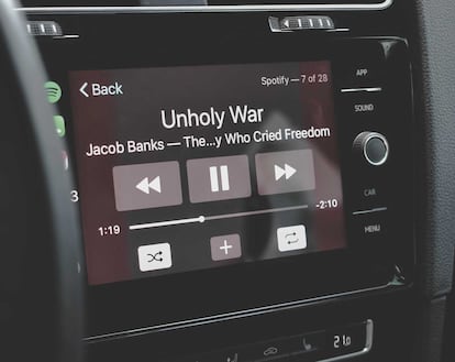 Pantalla de un coche con la aplicación Spotify