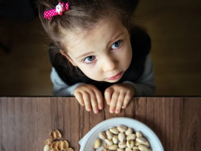 Por qué no debes darle frutos secos enteros a tu hijo pequeño