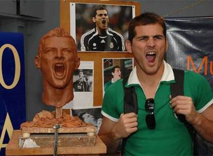 Iker Casillas posa junto a su busto de arcilla.