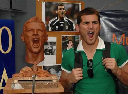 Iker Casillas posa junto a su busto de arcilla.