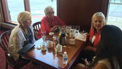 Hilda Garza, segunda por la izquierda, desayuna el martes junto a tres amigas que también acuden a la convención republicana