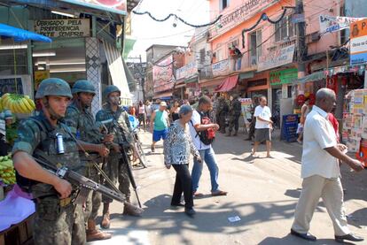Fuerzas armadas ocupan el Complexo do Alem&atilde;o, en R&iacute;o de Janeiro, para garantizar la seguridad durante las elecciones municipales de 2008. 