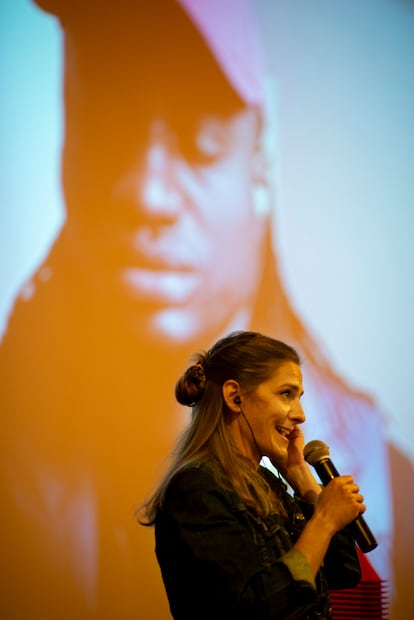 La directora polaca Gosia Juszczak, durante el coloquio posterior a la proyección de su película 'Stolen Fish' en el festival MiradasDoc de Tenerife.