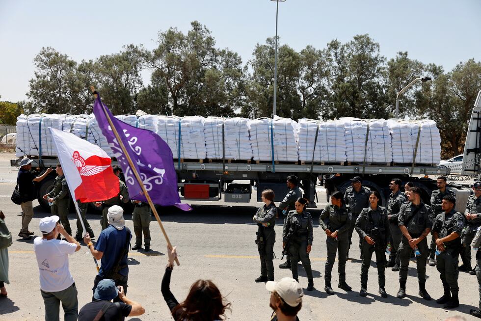  Protesta de activistas israelíes de ultraderecha para bloquear la entrada de ayuda a Gaza, este miercoles, en el paso fronterizo de Kerem Shalom. 