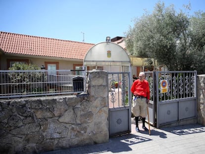 Un interno de la residencia Arzobispo Morcillo (Soto del Real, Madrid) en una imagen del miércoles, horas después del anuncio de cierre.