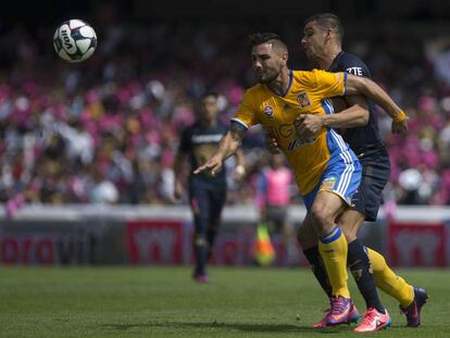 Andy Delort (i) busca el bal&oacute;n ante la presi&oacute;n de Gerardo Alcoba 