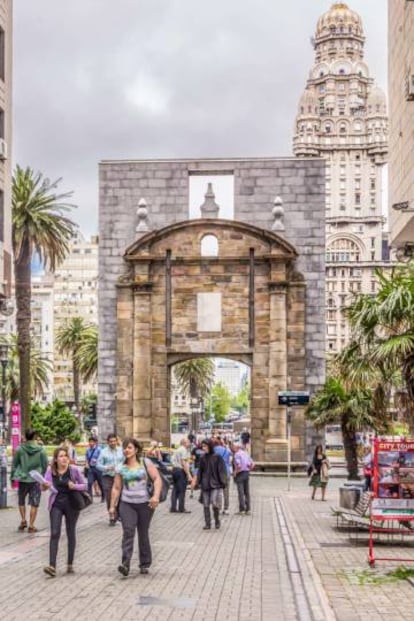 La Puerta de la Ciudadela y, al fondo, el Palacio Salvo.