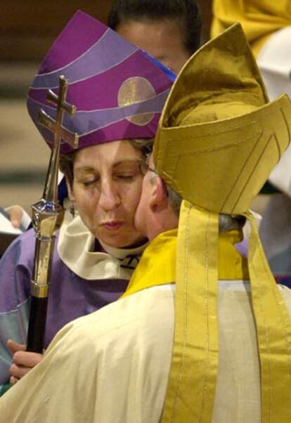 El obispo episcopaliano Frank Giswold besa a su sucesora, Katharine Jefferts, en la ceremonia de investidura.