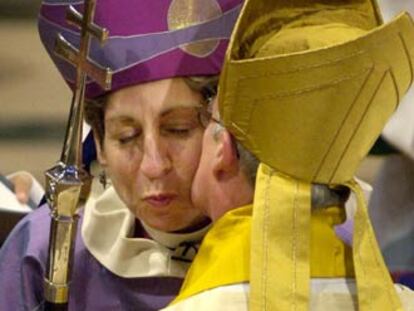 El obispo episcopaliano Frank Giswold besa a su sucesora, Katharine Jefferts, en la ceremonia de investidura.