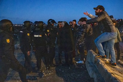 Tensión entre la policía y algunos de los participantes a la asamblea de agricultores y transportistas, este sábado en Madrid.