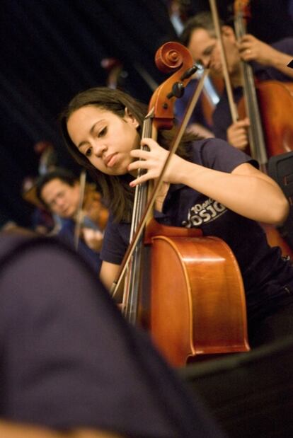 Letícia Ramos de Oliveira, 15 años, toca su violonchelo en los ensayos de la Orquesta Sinfónica Joven de Goiás. Para adquirir el instrumento su padre tuvo que vender el coche de familia.