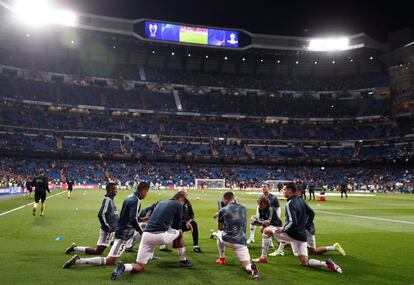 Varios jugadores del Real Madrid calientan antes del partido.