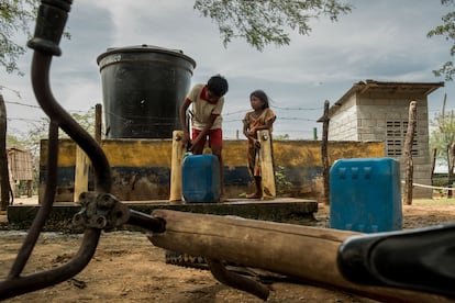 El pozo, además de abastecer varias huertas, tiene un grifo para recoger agua. Hasta el llegan en busca de agua personas de poblaciones situadas a más de media hora.