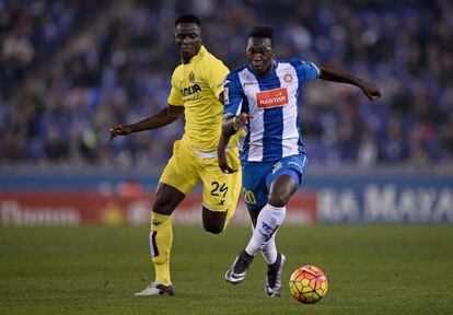 Caicedo se lleva el balón ante Bailly en el partido de Liga ante el Villarreal.