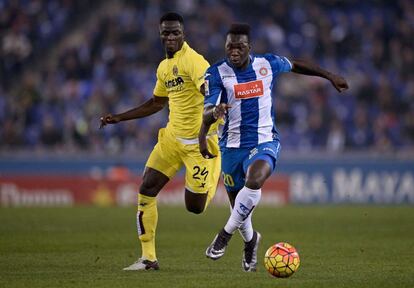 Caicedo se lleva el bal&oacute;n ante Bailly en el partido de Liga ante el Villarreal.