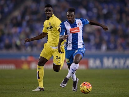 Caicedo se lleva el bal&oacute;n ante Bailly en el partido de Liga ante el Villarreal.