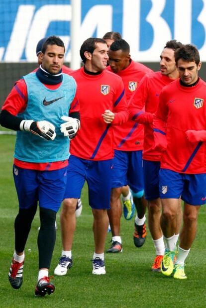 Asenjo, en un entrenamiento del Atlético junto a Godín, Perea, Juanfran Y Adrián.