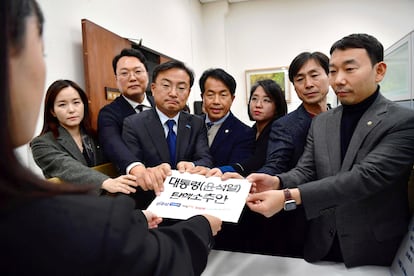 Representantes de partidos de la oposicin en Corea del Sur presentaban este mircoles ante la Asamblea una mocin de destitucin contra el presidente Yoon Suk-yeol, en Sel.