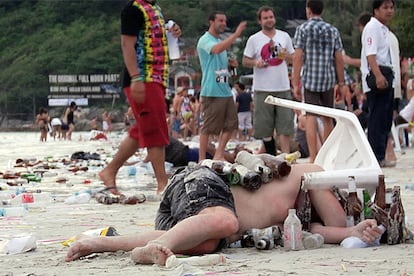 Un turista en una playa de Tailandia, recogido por el documental ‘Gringo Trails’.