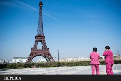 La inmobiliaria Guangsha decidió acercar la capital francesa al país asiático levantando (tras dos años de construcción) una réplica casi exacta de la Torre Eiffel en Tianducheng, suburbio a las afueras de la ciudad de Hangzhou, provincia de Zhejiang, al este de China. Es, eso sí, bastante más baja (algo más de 100 metros de altura frente a los 325 metros de la original), y no se puede subir a ella. A cambio, muy cerca se extiende una copia de los Campos Elíseos (sin Arco del Triunfo), Versalles y varios edificios y espacios de la capital francesa.