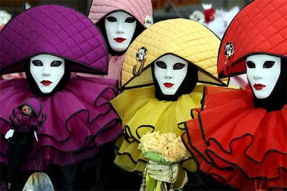 Desfile de trajes venecianos en los festejos carnavalescos de la ciudad alemana de Colonia.