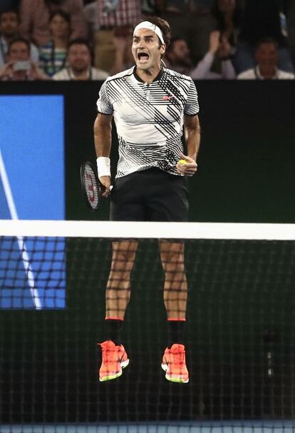 Roger Federer celebra su victoria en el Open de Australia.