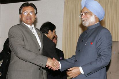 El presidente de Pakistán, el general Pervez Musharraf, estracha la mano al primer ministro de India, Manmohan Singh, durante la cumbre de los Países No Alineados.