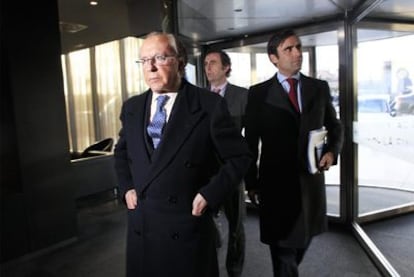 José María Ruiz-Mateos (center) with some of his sons before a press conference at a Madrid hotel.