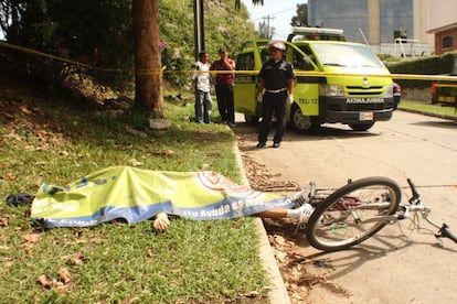 El cuerpo sin vida del abogado guatemalteco Rodrigo Rosenberg, en 2009, poco despu&eacute;s de ser asesinado por sicarios durante un paseo en bicicleta.