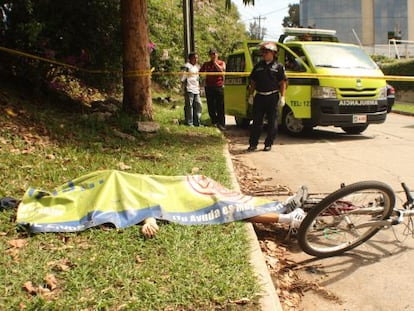 El cuerpo sin vida del abogado guatemalteco Rodrigo Rosenberg, en 2009, poco despu&eacute;s de ser asesinado por sicarios durante un paseo en bicicleta.