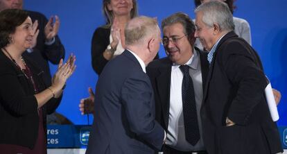Zoido saluda a Fernández Montes y a Arenas, en el consejo de alcaldes del PP.
