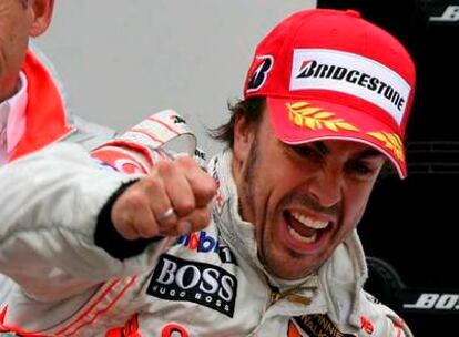 Alonso celebra eufórico su victoria en el podio de Nürburgring.