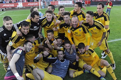 Los jugadores de Osasuna celebran su ascenso en Montilivi.