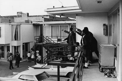 Andrew Young (i), y otros activistas, señalan desde el balcón del motel Lorraine la dirección por la que el atacante había huido del lugar del asesinato.