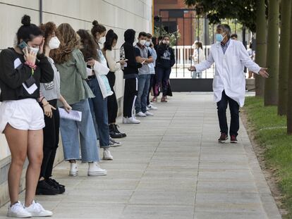 Colas de estudiantes de la Politécnica de Valencia para hacerse la prueba de PCR