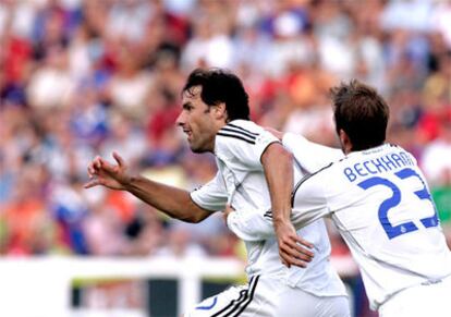 Rud Van Nistelrooy celebra uno de sus goles al Levante junto a Beckham