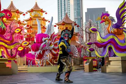 Un bailarín realiza una danza en los exteriores de un centro comercial en Bangkok (Tailandia). Durante las celebraciones es habitual darle una propina al Dios de la riqueza, habitualmente representado con una barba y un saco amarillo.